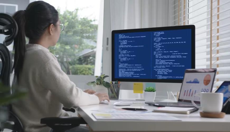 商丘软件开发公司实战建议:网站赋能,为何必须接入支持机器人?